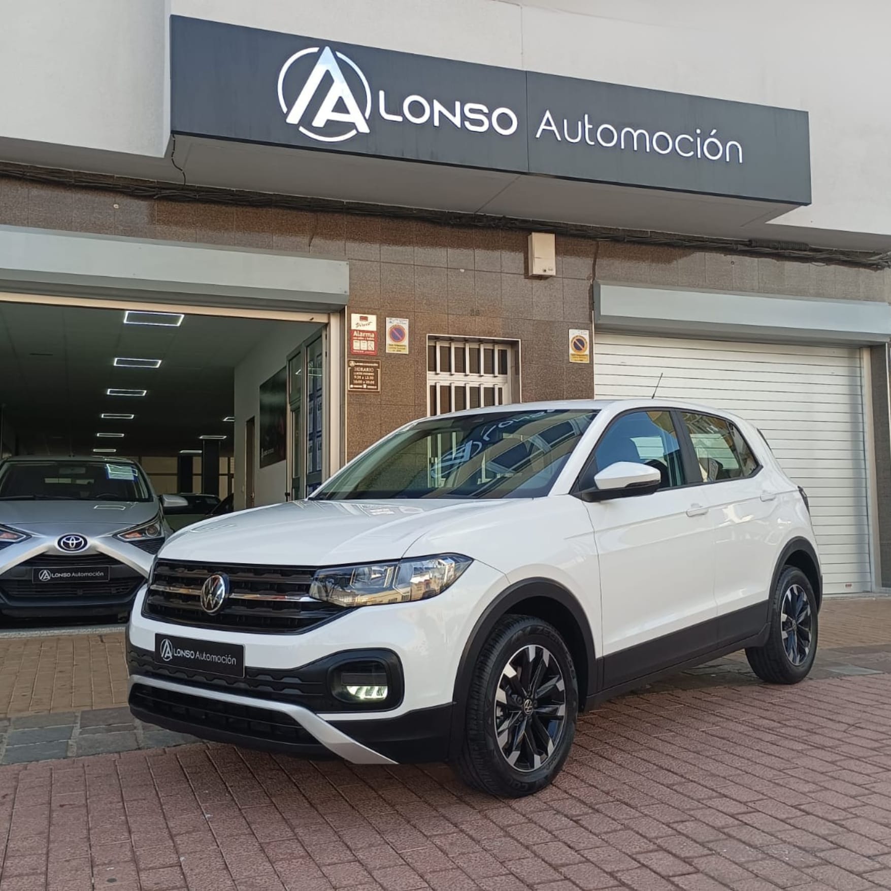 VOLKSWAGEN- T-cross